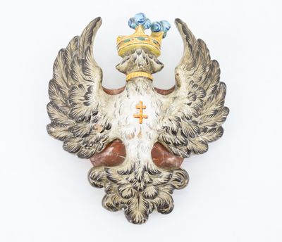a statue of a bird with a crown on it ' s head