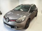 une photo d'une voiture prise en studio sur fond blanc
