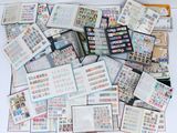 beaucoup de timbres posés sur une table, à côté d'un livre