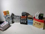 de nombreux paquets de cigarettes posés les uns à côté des autres sur une table