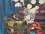 une peinture représentant des fleurs dans un vase et une théière posées sur une table