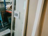 une porte blanche dans une pièce où se trouve une chaise bleue