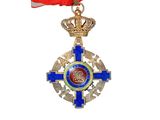 médaille ornée d'un ruban rouge et d'une couronne sur fond blanc