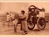 une vieille photo représentant un homme et une femme dans une calèche