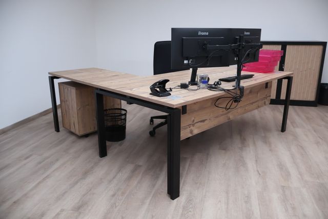 Mobilier de bureau de manufacture contemporaine, métal laqué noir...