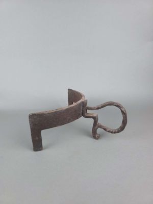 un petit objet métallique posé sur une table