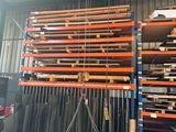 un tas de palettes sont empilées dans un entrepôt