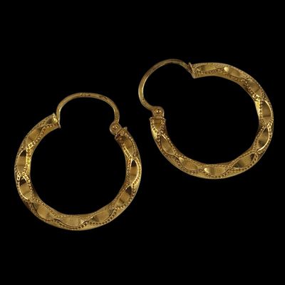 une paire de boucles d'oreilles en or