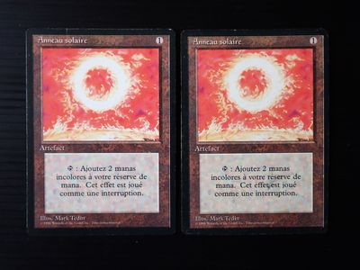 deux cartes du même type sont posées sur une table