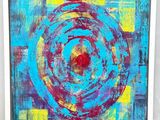une peinture représentant une pomme rouge sur un fond bleu et jaune