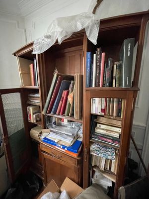 une bibliothèque remplie de livres, placée dans un coin de la pièce