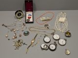 une table sur laquelle sont posés de nombreux bijoux