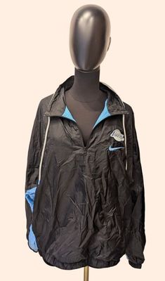 une veste posée sur une tête de mannequin, sur fond blanc