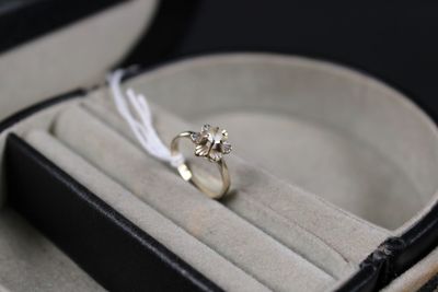 une bague qui se trouve dans une boîte sur une table