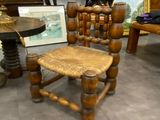 une chaise qui se trouve au milieu d'une pièce
