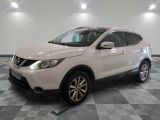 le suv blanc de nissan est garé sur un carrelage en damier