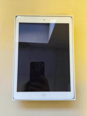 une personne en train de prendre une photo d'un iPad accroché au mur