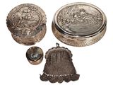 deux objets en argent, dont un porte-monnaie, une pièce de monnaie et un étui à monnaie