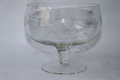 un saladier en verre transparent posé sur une surface blanche