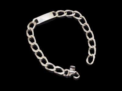 un gros plan d'un bracelet à maillons sur fond noir