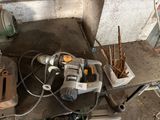 une photo d'une perceuse et d'autres outils posés sur une table