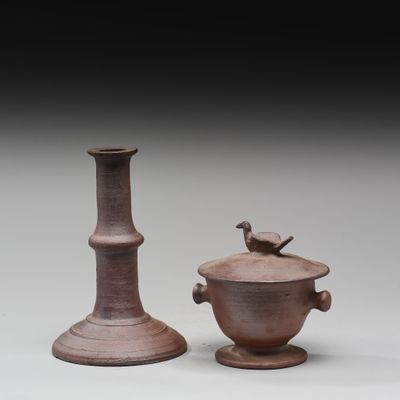 deux vases bruns posés l'un à côté de l'autre sur une surface blanche