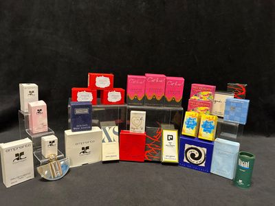 beaucoup de parfums différents sur la table