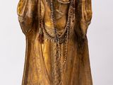 statue en bronze représentant un homme vêtu d'une robe, avec une chaîne autour du cou