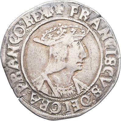 Gros plan sur une pièce d'argent ornée d'une couronne