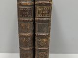 deux vieux livres posés sur une table