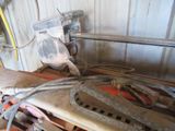 une machine posée sur une table dans un garage
