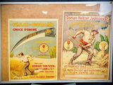 deux affiches encadrées exposées dans une vitrine