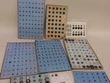 de nombreux types de boutons différents sur une table