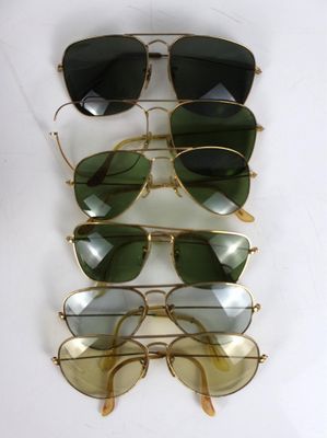 cinq paires de lunettes de soleil accrochées au mur