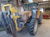 un tracteur jaune garé dans un garage