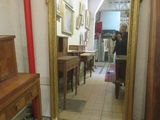 un homme se prenant en photo dans un miroir