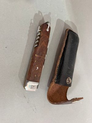deux types de couteaux différents sur une surface blanche