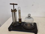 une bouteille en verre et un objet en métal posés sur une table