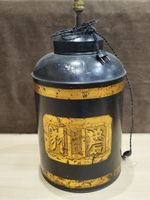 Boite à thé chinoise en tôle peinte, montée en lampe premièr… (photo 2)