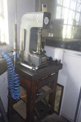 une machine posée sur une table dans une pièce