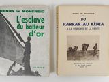 deux livres posés l'un à côté de l'autre sur une table