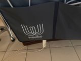 un parapluie noir orné d'un logo blanc