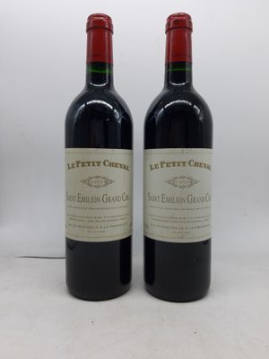 deux bouteilles de vin rouge posées l'une à côté de l'autre sur une table