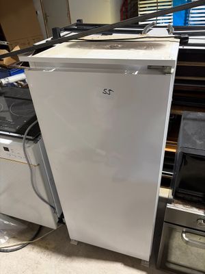 un réfrigérateur blanc trônant au milieu d'une cuisine