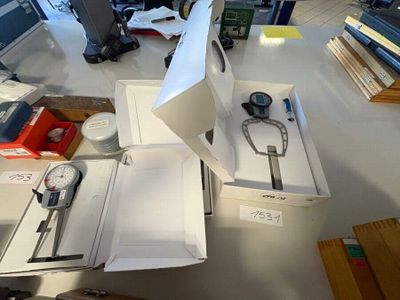 une boîte contenant une paire de ciseaux, posée sur une table