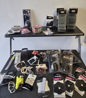 Lot 40 aticles divers maquillage, coiffure, bijoux