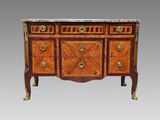 une commode ancienne avec dessus en marbre