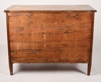 Commode en noyer, la façade légèrement galbée ouvrant par tr… (photo 5)