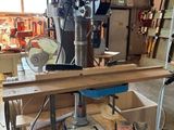 une photo d'une perceuse à colonne dans un atelier