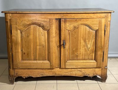 une vieille armoire en bois à deux portes